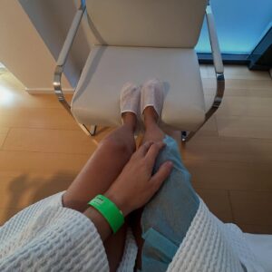 Diana Nicolau Instagram - Não sabia se havia de falar sobre isto aqui, por ser tão pessoal, e deixei isto em águas de bacalhau uns meses. 

Quem por aqui anda sabe que a minha conta não é uma montra bonitinha com fotos retocadas ou histórias floreadas, nem postais turísticos (ou pelo menos os meus vêm com notas no verso para quem gosta de virar o postal 😏). 

É pelas partilhas que faço - sejam de trabalhos, de viagens, ou de histórias que me acontecem e de gente com quem me cruzo - que percebo a importância e o alcance das redes sociais. As histórias chegam longe e têm impacto em quem as lê. À conta de ser uma amante das solo trip, muita gente me diz que se sentiu inspirada e se lançou sozinha pela primeira vez, e que muitas dessas viagens lhes mudaram a vida. 

A maior parte são mulheres, porque representam 70% de quem está desse lado do ecrã🫵🏻. E mulheres dos 25 aos 34, segundo me dizem as minhas estatísticas. 

E é para elas que eu quero falar neste post, que vou intitular assim:

O QUE EU GOSTAVA QUE ME TIVESSEM DITO AOS 25:

👉🏻(continua nas imagens)

🫶🏼
