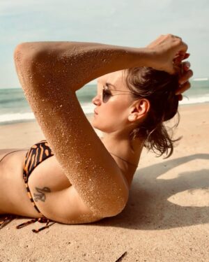 Didem Soydan Instagram - Kurt kıştan sıkıldı,ayaz falan uğraşmak istemedi,tropik bi adaya geldi 🏝️