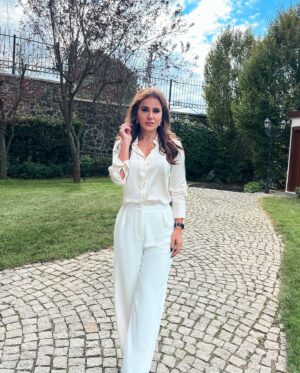 Dima Kandalaft Instagram - تالا بلشت رحلتا 
يا ترى قرار تالا تضحية منها ؟
ولا هي ضحية مجتمع؟
#تالا
#القدر 
@mbc1 
@shahid.vod 

#ديمة_قندلفت
#dimakandalaft 🤍