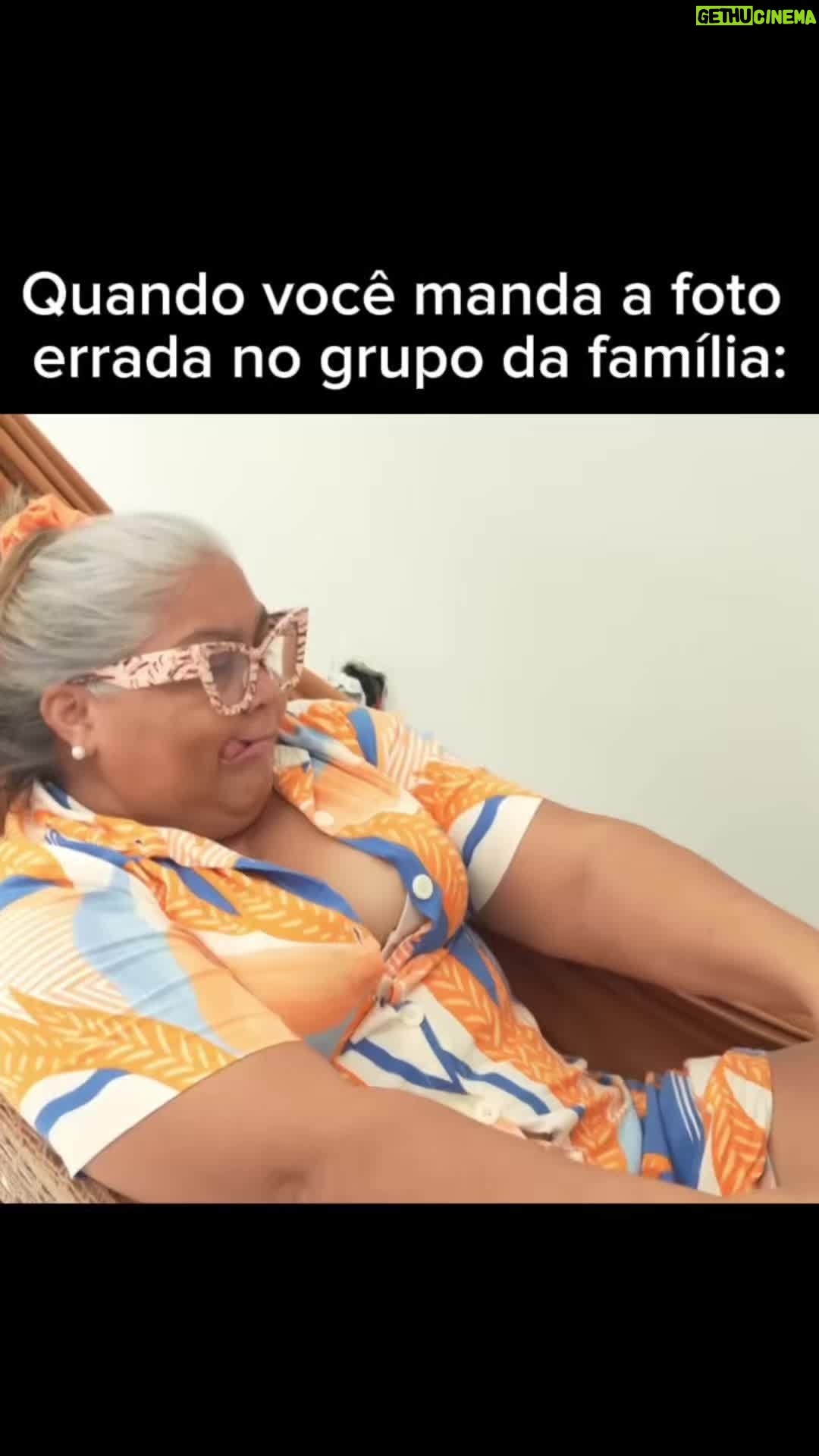 Dinah Moraes - 0.9 Million Likes - Foto errada no grupo da familia! #humor