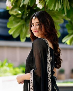 Ditipriya Roy Instagram - Shrouded in mystery, bound by love ❤️ 
.
.
.
.
.
.
.
. 📷 @abhinaskarphotography 
. 💄 @makeupbysumanganguly 
. 👗 Maa 
. 💇🏻‍♀️ @sontai_sontai1111 
. Location @novotelkolkata 
.
.
.
. 
. #sunday #sundayvibes #sundaymotivation #sundaymornings #mood #black #blackdress #ethnicwear #love #peace #fashion #posing #lookbook #positivity #mystery #style #instafashion #instamood #instalove #instadaily #instaphoto #instalike