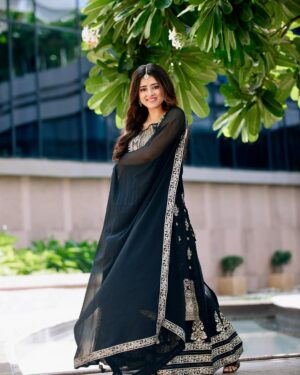 Ditipriya Roy Instagram - Shrouded in mystery, bound by love ❤️ 
.
.
.
.
.
.
.
. 📷 @abhinaskarphotography 
. 💄 @makeupbysumanganguly 
. 👗 Maa 
. 💇🏻‍♀️ @sontai_sontai1111 
. Location @novotelkolkata 
.
.
.
. 
. #sunday #sundayvibes #sundaymotivation #sundaymornings #mood #black #blackdress #ethnicwear #love #peace #fashion #posing #lookbook #positivity #mystery #style #instafashion #instamood #instalove #instadaily #instaphoto #instalike