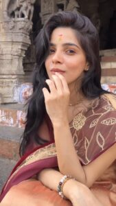 Actress Divya Bharathi HD Photos and Wallpapers January 2025