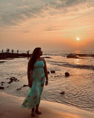 Divya Bharathi Vetrivel Instagram - 🌊𝗚𝗼𝗮: 𝗪𝗵𝗲𝗿𝗲 𝘁𝗵𝗲 𝘀𝘂𝗻, 𝘀𝗲𝗮, 𝗮𝗻𝗱 𝘀𝗲𝗿𝗲𝗻𝗶𝘁𝘆 𝗰𝗼𝗺𝗲 𝘁𝗼𝗴𝗲𝘁𝗵𝗲𝗿 🌊🌤️

#goabeach #goa #goadiaries #goatourism #goavibes #beach #india #travel #goatrip #goan #southgoa #goalife #goatravel #travelphotography #beachlife #travelgram #instagood #instagram #panjim #photography #goaindia #nature #bagabeach #goabeaches #sogoa #travelblogger #love #nivashinidivya #nivashini_ma #frankapannuvom