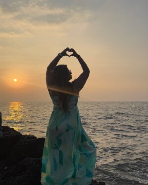 Divya Bharathi Vetrivel Instagram - 🌊𝗚𝗼𝗮: 𝗪𝗵𝗲𝗿𝗲 𝘁𝗵𝗲 𝘀𝘂𝗻, 𝘀𝗲𝗮, 𝗮𝗻𝗱 𝘀𝗲𝗿𝗲𝗻𝗶𝘁𝘆 𝗰𝗼𝗺𝗲 𝘁𝗼𝗴𝗲𝘁𝗵𝗲𝗿 🌊🌤️

#goabeach #goa #goadiaries #goatourism #goavibes #beach #india #travel #goatrip #goan #southgoa #goalife #goatravel #travelphotography #beachlife #travelgram #instagood #instagram #panjim #photography #goaindia #nature #bagabeach #goabeaches #sogoa #travelblogger #love #nivashinidivya #nivashini_ma #frankapannuvom