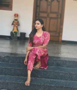 Actress Divya Ganesh HD Photos and Wallpapers January 2025