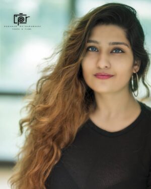 Divya Saurabh Kedar Instagram - Wisdom begins in wonder.
.
.
Picture by 📸 @pushkar_ratnaparkhi_photogram .
.
#portraits #portrait #portraits_ig #pixel_ig #portraiture #expofilm3k #portrait_perfection #portraitstyles_gf #snowisblack #portraits_universe #featurepalette #bleachmyfilm #portraitmood #featurepalette  #rsa_portraits #makeportraits #profile_vision #top_portraits #life_portraits #postthepeople #quietthechaos #2instagood #way2ill #justgoshoot #artofvisuals #l0tsabraids #ftwotw #igPodium_portraits #ftmedd