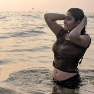 Divya Saurabh Kedar Instagram - Ocean hair salty hair,
That's what I miss every afternoon 😣.
.
.
.
P.c-@saurabhkedar .
.
#throwback#goa#hot#beachbody#calungute#majormissing#vaccation#anniversarytrip#sunset#oneplus#oneplus3😍.