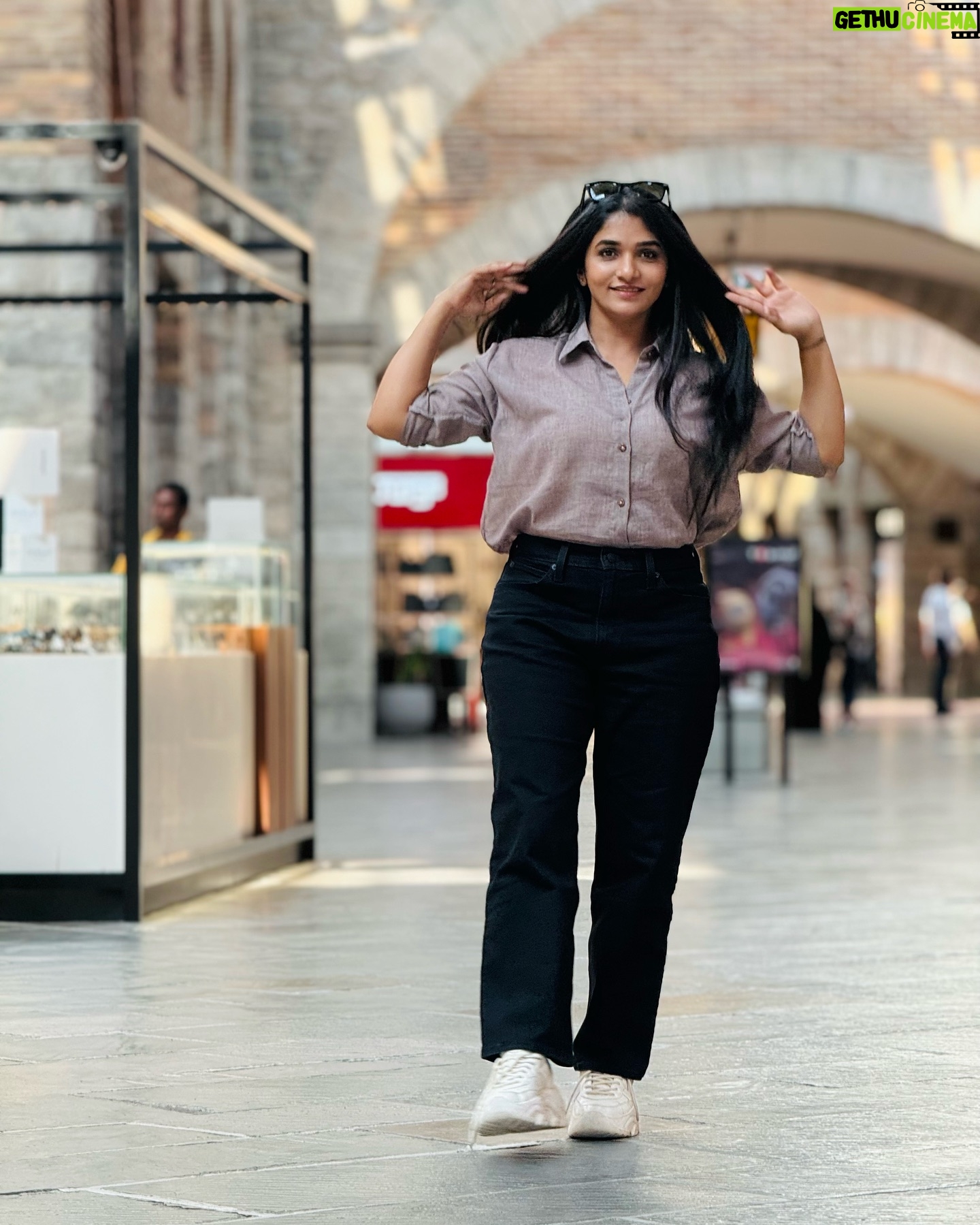 Divya Uruduga - 143.3K Likes - The best way to cheer yourself up is to cheer somebody else up!♥️
Pc : @namratha__gowdaofficial
#divyauruduga #divyau #du #D #arviyans #arviya #preetiirali