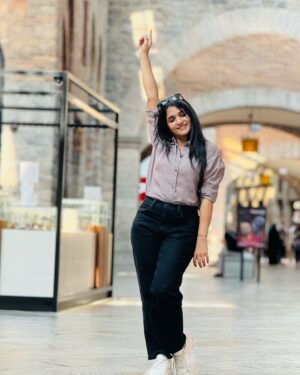 Divya Uruduga Instagram - The best way to cheer yourself up is to cheer somebody else up!♥️

 Pc : @namratha__gowdaofficial 

#divyauruduga #divyau #du #D #arviyans #arviya #preetiirali