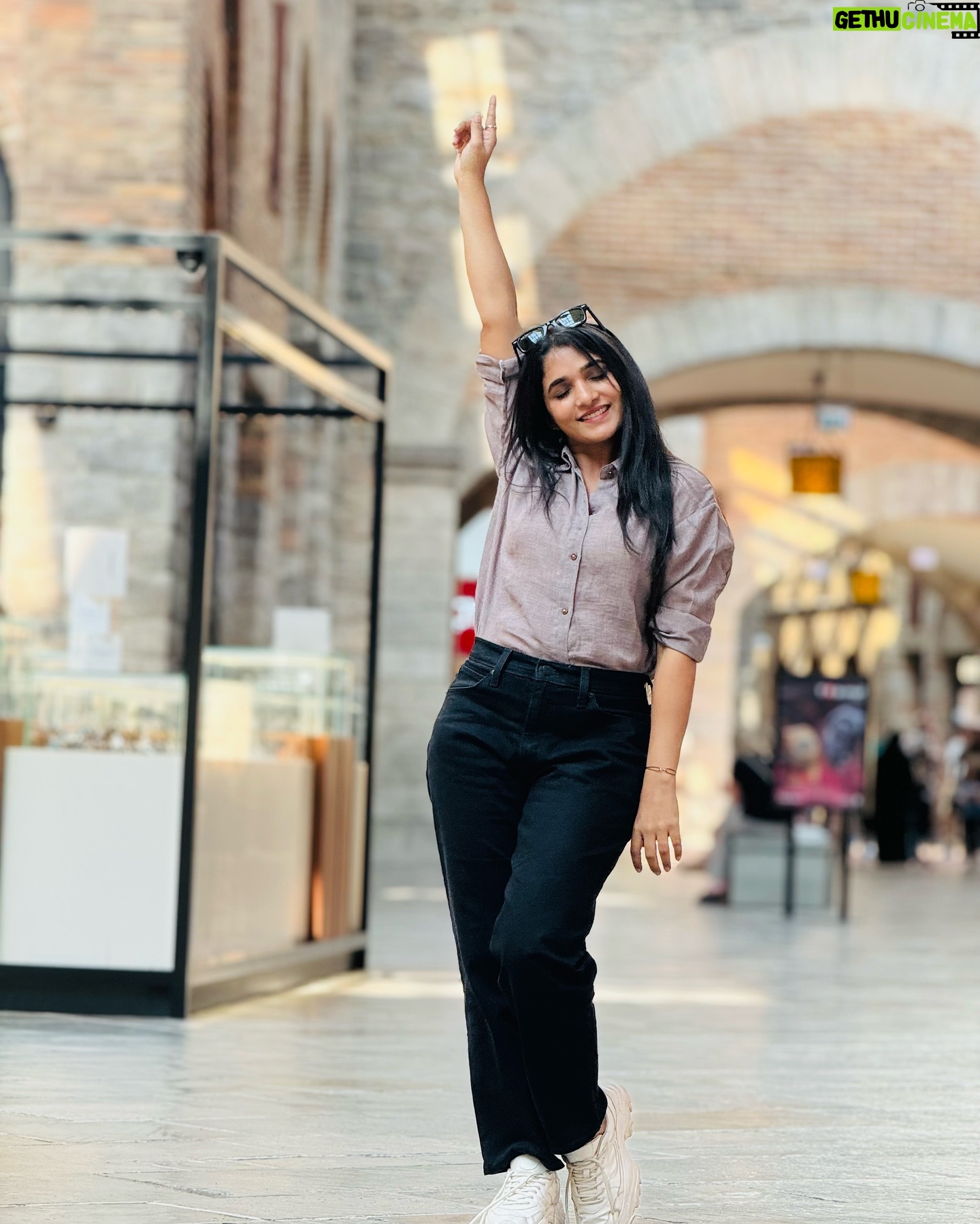 Divya Uruduga - 143.3K Likes - The best way to cheer yourself up is to cheer somebody else up!♥️
Pc : @namratha__gowdaofficial
#divyauruduga #divyau #du #D #arviyans #arviya #preetiirali