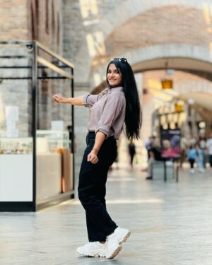 Divya Uruduga Instagram - The best way to cheer yourself up is to cheer somebody else up!♥️

 Pc : @namratha__gowdaofficial 

#divyauruduga #divyau #du #D #arviyans #arviya #preetiirali