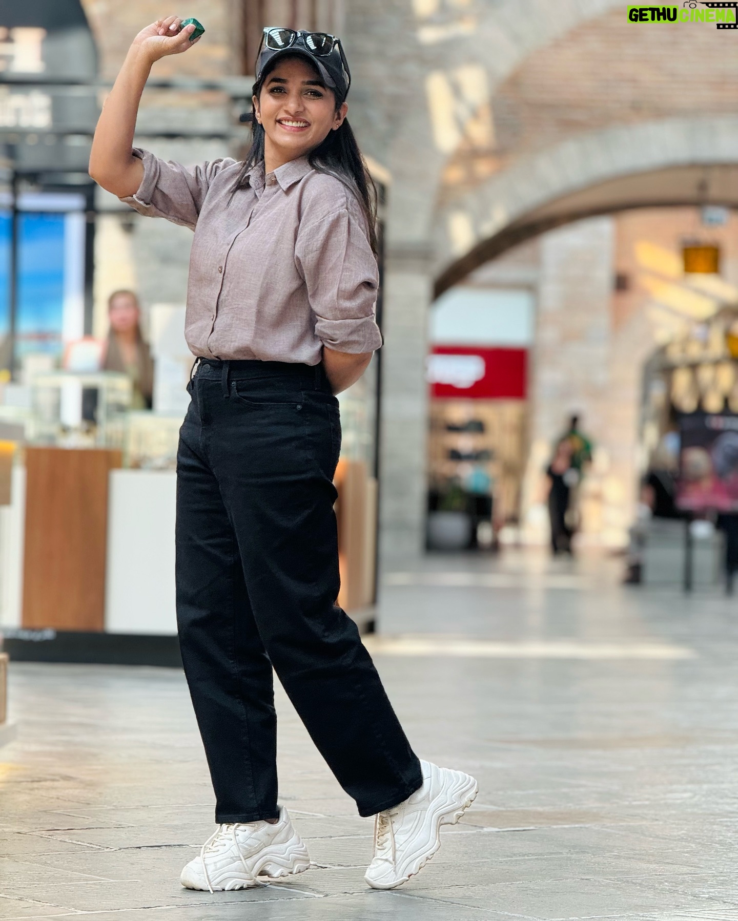 Divya Uruduga - 143.3K Likes - The best way to cheer yourself up is to cheer somebody else up!♥️
Pc : @namratha__gowdaofficial
#divyauruduga #divyau #du #D #arviyans #arviya #preetiirali