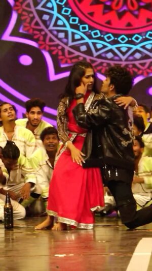 Divyadisha Mohanty Instagram - Mahua Pani 💃💃

#zeesarthaksansarawards2024 ✨🌟

Choreographed by- Anil sir❤️

Thank you so much @subratclickz for capturing it 💕