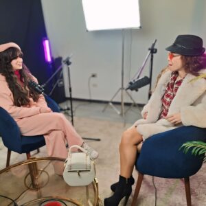 Dolly Shaheen Instagram - زي القمر حبيبة قلبي ... فخورة فيكي كتير.... اوي بودكاست اعمله مع بنتي الاحلى من القمر... يقبرني قلبك وجمالك وثقافتك وادبك وطيبتك وكل شي فيكي.... بحبك مووووووووووت
 to the moon and back I love u bb @_nrxshyn