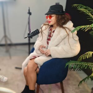 Dolly Shaheen Instagram - زي القمر حبيبة قلبي ... فخورة فيكي كتير.... اوي بودكاست اعمله مع بنتي الاحلى من القمر... يقبرني قلبك وجمالك وثقافتك وادبك وطيبتك وكل شي فيكي.... بحبك مووووووووووت
 to the moon and back I love u bb @_nrxshyn