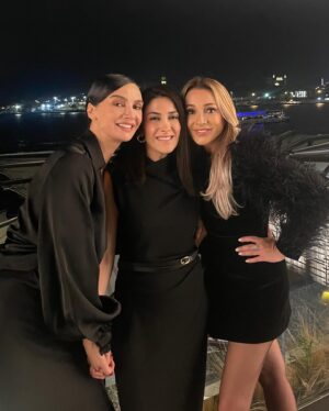 Dolunay Soysert Instagram - Yılın kadınlarını alkışladık hep beraber💫#harpersbazaarwomenoftheyear2024  @harpersbazaarturkiye Styling;@rutkayozis Kostüm;@zuleyhakuru  Bu arada ne Otriş severmişim ben meğer,bayılarak taşıdım🤍 #davet