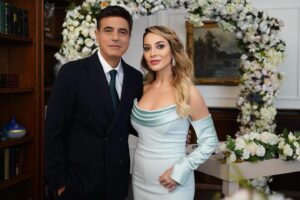 Dolunay Soysert Instagram - Nasıl olacak bu “veda” işi bilemiyorum, ben buraya şimdilik “anılık” düğün gecesi fotoğrafları bırakayım,gerisini haftaya düşüneceğim🥹