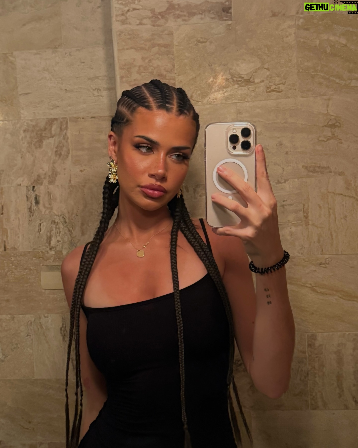 Dominique Alagia - 74.2K Likes - 🌸🍉🌺🌞🏖️
safe place