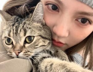 Dora Hsieh Instagram - 12月碎片
今年的12月對我來說像個感謝月
被許多人療癒與包容、接住
有很多想說的話，卻又覺得無需說太多
所以就還是那句老話，謝謝你們、謝謝一切🤍
跨年見，新的一年願大家都平安、健康、快樂