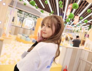 Dora Hsieh Instagram - 12月碎片
今年的12月對我來說像個感謝月
被許多人療癒與包容、接住
有很多想說的話，卻又覺得無需說太多
所以就還是那句老話，謝謝你們、謝謝一切🤍
跨年見，新的一年願大家都平安、健康、快樂