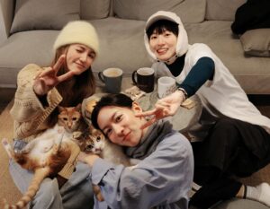 Dora Hsieh Instagram - 12月碎片
今年的12月對我來說像個感謝月
被許多人療癒與包容、接住
有很多想說的話，卻又覺得無需說太多
所以就還是那句老話，謝謝你們、謝謝一切🤍
跨年見，新的一年願大家都平安、健康、快樂