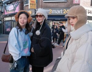 Dora Hsieh Instagram - 12月碎片
今年的12月對我來說像個感謝月
被許多人療癒與包容、接住
有很多想說的話，卻又覺得無需說太多
所以就還是那句老話，謝謝你們、謝謝一切🤍
跨年見，新的一年願大家都平安、健康、快樂