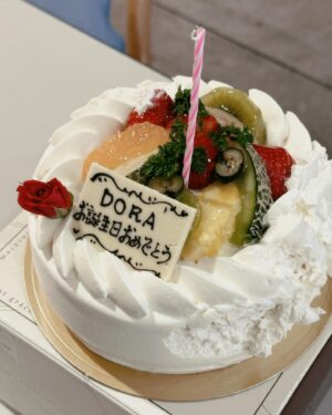 Dora Hsieh Instagram - 1月被幸福包圍著
深深感受到身邊所有人的疼愛
吃了很多蛋糕、許了很多願望
充滿了感謝跟感動
願自己也是那個有能力帶給他人溫暖和幸福的存在
然後，謝謝自己來到這個世界，與你們相遇真是太棒了