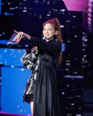Dora Hsieh Instagram - 2025你好👋🏻
很開心今年依然可以在台北陪大家一起跨年
今年好像少了一些些緊張 因為知道自己的夥伴們都超讚的
不變的是看煙火總是會感動的熱淚盈眶
今年有好朋友們的應援、身邊不論台上台下都有最給力的夥伴
謝謝促成一切都所有人，我是幸福的主持人🤍🤍
擁抱一下愛的人們
一起開啟2025💜💛🩷
謝謝我的團隊們🌟謝謝你們總是把我照顧好 新的一年請多指教 我愛你們呦！
經紀團隊： @fishxchou @huangpinjung @tinsley211_ 
髮型： @_ssss816 
Make up : @st2102
服裝品牌
@jennlee_official 
@danielwong_official

事前染髮 ： @made_toyota_puis 
美甲💅🏻： @imsony.tw