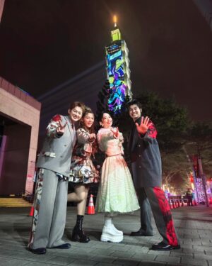 Dora Hsieh Instagram - 2025你好👋🏻
很開心今年依然可以在台北陪大家一起跨年
今年好像少了一些些緊張 因為知道自己的夥伴們都超讚的
不變的是看煙火總是會感動的熱淚盈眶
今年有好朋友們的應援、身邊不論台上台下都有最給力的夥伴
謝謝促成一切都所有人，我是幸福的主持人🤍🤍
擁抱一下愛的人們
一起開啟2025💜💛🩷
謝謝我的團隊們🌟謝謝你們總是把我照顧好 新的一年請多指教 我愛你們呦！
經紀團隊： @fishxchou @huangpinjung @tinsley211_ 
髮型： @_ssss816 
Make up : @st2102
服裝品牌
@jennlee_official 
@danielwong_official

事前染髮 ： @made_toyota_puis 
美甲💅🏻： @imsony.tw