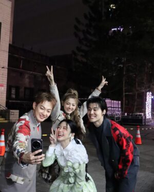 Dora Hsieh Instagram - 2025你好👋🏻
很開心今年依然可以在台北陪大家一起跨年
今年好像少了一些些緊張 因為知道自己的夥伴們都超讚的
不變的是看煙火總是會感動的熱淚盈眶
今年有好朋友們的應援、身邊不論台上台下都有最給力的夥伴
謝謝促成一切都所有人，我是幸福的主持人🤍🤍
擁抱一下愛的人們
一起開啟2025💜💛🩷
謝謝我的團隊們🌟謝謝你們總是把我照顧好 新的一年請多指教 我愛你們呦！
經紀團隊： @fishxchou @huangpinjung @tinsley211_ 
髮型： @_ssss816 
Make up : @st2102
服裝品牌
@jennlee_official 
@danielwong_official

事前染髮 ： @made_toyota_puis 
美甲💅🏻： @imsony.tw
