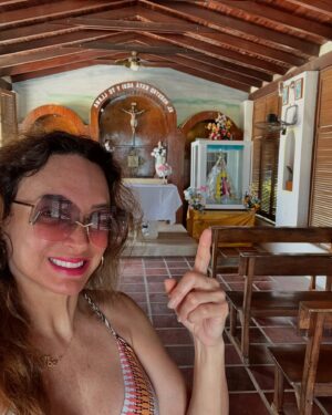 Dora Mazzone Instagram - Orando por mi país 🇻🇪
Padre estamos en tus manos 
Virgencita del Valle protégenos de todo mal.