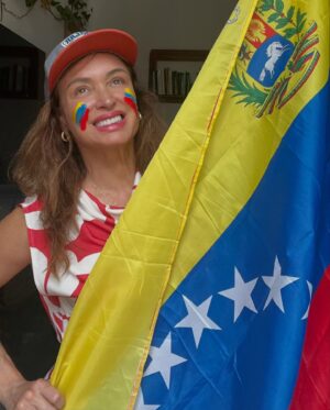 Dora Mazzone Instagram - Orando por mi país 🇻🇪
Padre estamos en tus manos 
Virgencita del Valle protégenos de todo mal.