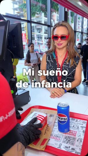 Dora Mazzone Instagram - ¿Quién más pensó de alguna manera que comprar lo que quisieras era así de fácil? 
🤣🤣
 
¿Qué creían ustedes? Los leo mientras disfruto mi combo de KFC 😁

@kfcvzla
Siempre Original

#cadalococonsutema 🍃