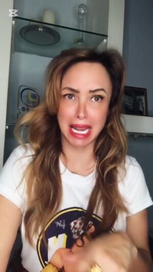 Dora Mazzone Instagram - Amo cuando me los encuentro en la calle y me piden que suba videos viejos del @elgeorgeharris 🤣🤣🤣🤣

Hoy en especial me pidieron este de cuando uno iba a Higuerote en SS… (reposición)

Un poco de broma para antes de dormir 😴 

Sígueme en #TlKT0K para más entretenimiento y diversión! 😃🫶💪🏼👯‍♀️

Buenas noches mi gente querida que tengan dulces sueños y descanso reparador… Hasta mañana! 🌙😘😴💤 

#SonríeAntesDeDormir #Humor #doramazzone 

Dale Like y comparte! 

¿Que otro video te gustaría que pusiera de nuevo?
Te leo 
👇