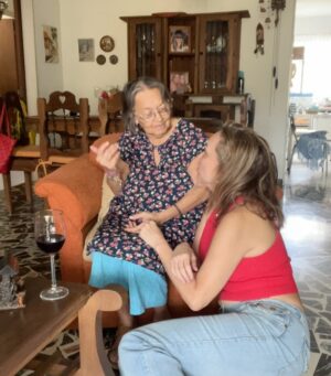 Dora Mazzone Instagram - Siempre serás mi refugio…❤️

Cuando tengo dudas, cuando pierdo el foco, cuando necesito “resetearme”.. siempre busco tus brazos y tu amor infinito.
Le doy gracias a Dios por tenerte llena de vida y lúcida. Nadie como tú para decirme: hija cuidado con esto, no hagas aquello.. continúa con esto… y es que nunca dejamos de crecer cuando estamos con ellos verdad? Son nuestra guía, luz y fortaleza…
❤️
Amo orar con mi mamá, amo escuchar sus consejos.. cuando la veo a los ojos, llego a su alma y una PAZ profunda me invade..
Su sonrisa y risa me dan seguridad y me liberan de ansiedad. Su amor puro me centra, me vuelve a enfocar.
❤️
Lo que sí tengo clarísimo es que amo mi país y quiero seguir aquí haciendo lo de siempre.
🇻🇪
Gracias mamá.. te amo ❤️

#doramazzone
