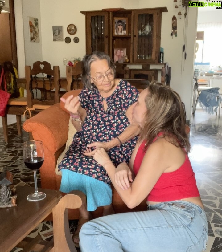 Dora Mazzone - 20K Likes - Siempre serás mi refugio…❤️
Cuando tengo dudas, cuando pierdo el foco, cuando necesito “resetearme”.. siempre busco tus brazos y tu amor infinito.
Le doy gracias a Dios por tenerte llena de vida y lúcida. Nadie como tú para decirme: hija cuidado con esto, no hagas aquello.. continúa con esto… y es que nunca dejamos de crecer cuando estamos con ellos verdad? Son nuestra guía, luz y fortaleza…
❤️
Amo orar con mi mamá, amo escuchar sus consejos.. cuando la veo a los ojos, llego a su alma y una PAZ profunda me invade..
Su sonrisa y risa me dan seguridad y me liberan de ansiedad. Su amor puro me centra, me vuelve a enfocar.
❤️
Lo que sí tengo clarísimo es que amo mi país y quiero seguir aquí haciendo lo de siempre.
🇻🇪
Gracias mamá.. te amo ❤️
#doramazzone