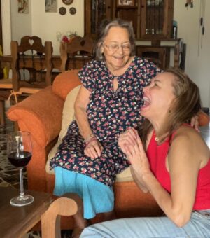Dora Mazzone Instagram - Siempre serás mi refugio…❤️

Cuando tengo dudas, cuando pierdo el foco, cuando necesito “resetearme”.. siempre busco tus brazos y tu amor infinito.
Le doy gracias a Dios por tenerte llena de vida y lúcida. Nadie como tú para decirme: hija cuidado con esto, no hagas aquello.. continúa con esto… y es que nunca dejamos de crecer cuando estamos con ellos verdad? Son nuestra guía, luz y fortaleza…
❤️
Amo orar con mi mamá, amo escuchar sus consejos.. cuando la veo a los ojos, llego a su alma y una PAZ profunda me invade..
Su sonrisa y risa me dan seguridad y me liberan de ansiedad. Su amor puro me centra, me vuelve a enfocar.
❤️
Lo que sí tengo clarísimo es que amo mi país y quiero seguir aquí haciendo lo de siempre.
🇻🇪
Gracias mamá.. te amo ❤️

#doramazzone