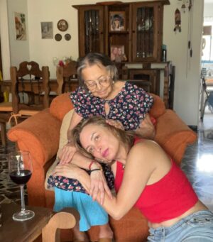 Dora Mazzone Instagram - Siempre serás mi refugio…❤️

Cuando tengo dudas, cuando pierdo el foco, cuando necesito “resetearme”.. siempre busco tus brazos y tu amor infinito.
Le doy gracias a Dios por tenerte llena de vida y lúcida. Nadie como tú para decirme: hija cuidado con esto, no hagas aquello.. continúa con esto… y es que nunca dejamos de crecer cuando estamos con ellos verdad? Son nuestra guía, luz y fortaleza…
❤️
Amo orar con mi mamá, amo escuchar sus consejos.. cuando la veo a los ojos, llego a su alma y una PAZ profunda me invade..
Su sonrisa y risa me dan seguridad y me liberan de ansiedad. Su amor puro me centra, me vuelve a enfocar.
❤️
Lo que sí tengo clarísimo es que amo mi país y quiero seguir aquí haciendo lo de siempre.
🇻🇪
Gracias mamá.. te amo ❤️

#doramazzone