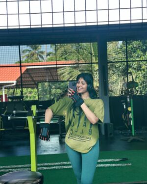 Drishya Raghunath Instagram - Post workout with my JIGRA 🚻💌🤍
Gym : @musclefactory_for_fitness 
Trainer: @rixondavismusclefactory 

#drishya #drishyaraghunath #gymmotivation #fitness #workout #workoutbuddy #brother #jigraa #nomakeup