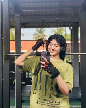 Drishya Raghunath Instagram - Post workout with my JIGRA 🚻💌🤍
Gym : @musclefactory_for_fitness 
Trainer: @rixondavismusclefactory 

#drishya #drishyaraghunath #gymmotivation #fitness #workout #workoutbuddy #brother #jigraa #nomakeup