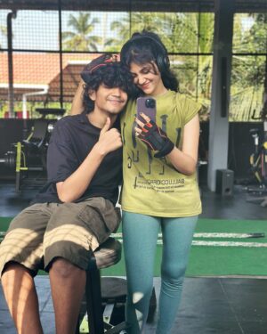 Drishya Raghunath Instagram - Post workout with my JIGRA 🚻💌🤍
Gym : @musclefactory_for_fitness 
Trainer: @rixondavismusclefactory 

#drishya #drishyaraghunath #gymmotivation #fitness #workout #workoutbuddy #brother #jigraa #nomakeup