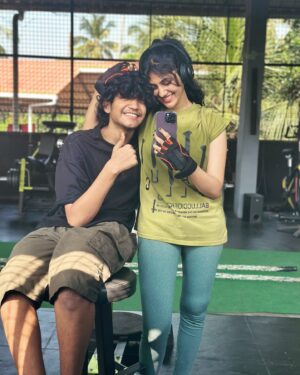 Drishya Raghunath Instagram - Post workout with my JIGRA 🚻💌🤍
Gym : @musclefactory_for_fitness 
Trainer: @rixondavismusclefactory 

#drishya #drishyaraghunath #gymmotivation #fitness #workout #workoutbuddy #brother #jigraa #nomakeup