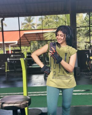 Drishya Raghunath Instagram - Post workout with my JIGRA 🚻💌🤍
Gym : @musclefactory_for_fitness 
Trainer: @rixondavismusclefactory 

#drishya #drishyaraghunath #gymmotivation #fitness #workout #workoutbuddy #brother #jigraa #nomakeup
