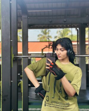 Drishya Raghunath Instagram - Post workout with my JIGRA 🚻💌🤍
Gym : @musclefactory_for_fitness 
Trainer: @rixondavismusclefactory 

#drishya #drishyaraghunath #gymmotivation #fitness #workout #workoutbuddy #brother #jigraa #nomakeup