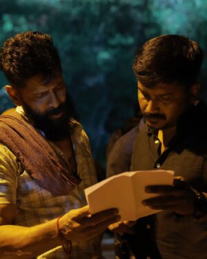 Dushara Vijayan Instagram - Have guesses on what @veeradheerasooranmovie has for you🤔 ? Catch a glimpse and enter into the world of @the_real_chiyaan's 's new action thriller 📹  #VeeraDheeraSooran

An #SUArunkumar Picture 🎬
A @gvprakash  Musical 🎼
Produced by HR Pictures , @riyashibu_

@iam__sjsuryah @surajvenjaramoodu  @dushara_vijayan @thenieswar_dop @editor_prasannagk #CSBalachandar @phoenix_prabu_action_director @winoath @tuneyjohn @kavitha_j1
@veeradheerasooranmovie  @5starsenthil @thameensshibu @thinkmusicofficial @vinhariharan @hridhuharoon @mumthaz_shibu @zachariahrony @pharsfilm @theofficialb4u @ivyentertainmentofficial @pratheeshsekhar @shkarthi @nareshdudaniofficial @mediaaltair @solamedia_starz @rubesh_24 @proyuvraaj