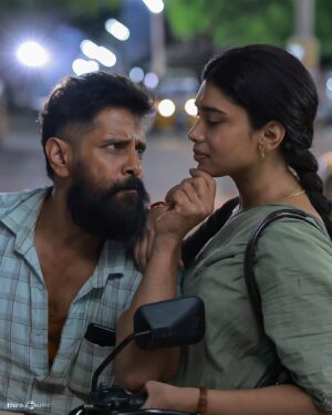 Dushara Vijayan Instagram - Have guesses on what @veeradheerasooranmovie has for you🤔 ? Catch a glimpse and enter into the world of @the_real_chiyaan's 's new action thriller 📹  #VeeraDheeraSooran

An #SUArunkumar Picture 🎬
A @gvprakash  Musical 🎼
Produced by HR Pictures , @riyashibu_

@iam__sjsuryah @surajvenjaramoodu  @dushara_vijayan @thenieswar_dop @editor_prasannagk #CSBalachandar @phoenix_prabu_action_director @winoath @tuneyjohn @kavitha_j1
@veeradheerasooranmovie  @5starsenthil @thameensshibu @thinkmusicofficial @vinhariharan @hridhuharoon @mumthaz_shibu @zachariahrony @pharsfilm @theofficialb4u @ivyentertainmentofficial @pratheeshsekhar @shkarthi @nareshdudaniofficial @mediaaltair @solamedia_starz @rubesh_24 @proyuvraaj