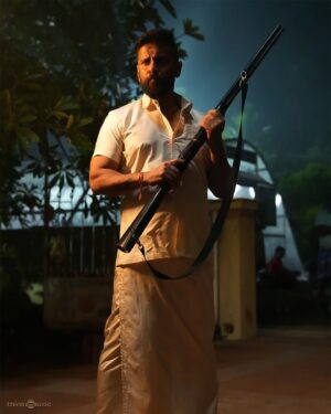Dushara Vijayan Instagram - Have guesses on what @veeradheerasooranmovie has for you🤔 ? Catch a glimpse and enter into the world of @the_real_chiyaan's 's new action thriller 📹  #VeeraDheeraSooran

An #SUArunkumar Picture 🎬
A @gvprakash  Musical 🎼
Produced by HR Pictures , @riyashibu_

@iam__sjsuryah @surajvenjaramoodu  @dushara_vijayan @thenieswar_dop @editor_prasannagk #CSBalachandar @phoenix_prabu_action_director @winoath @tuneyjohn @kavitha_j1
@veeradheerasooranmovie  @5starsenthil @thameensshibu @thinkmusicofficial @vinhariharan @hridhuharoon @mumthaz_shibu @zachariahrony @pharsfilm @theofficialb4u @ivyentertainmentofficial @pratheeshsekhar @shkarthi @nareshdudaniofficial @mediaaltair @solamedia_starz @rubesh_24 @proyuvraaj