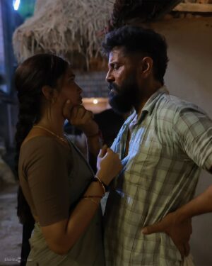 Dushara Vijayan Instagram - Have guesses on what @veeradheerasooranmovie has for you🤔 ? Catch a glimpse and enter into the world of @the_real_chiyaan's 's new action thriller 📹  #VeeraDheeraSooran

An #SUArunkumar Picture 🎬
A @gvprakash  Musical 🎼
Produced by HR Pictures , @riyashibu_

@iam__sjsuryah @surajvenjaramoodu  @dushara_vijayan @thenieswar_dop @editor_prasannagk #CSBalachandar @phoenix_prabu_action_director @winoath @tuneyjohn @kavitha_j1
@veeradheerasooranmovie  @5starsenthil @thameensshibu @thinkmusicofficial @vinhariharan @hridhuharoon @mumthaz_shibu @zachariahrony @pharsfilm @theofficialb4u @ivyentertainmentofficial @pratheeshsekhar @shkarthi @nareshdudaniofficial @mediaaltair @solamedia_starz @rubesh_24 @proyuvraaj