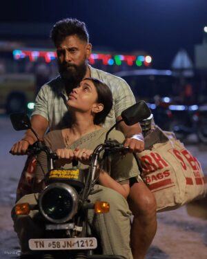 Dushara Vijayan Instagram - Have guesses on what @veeradheerasooranmovie has for you🤔 ? Catch a glimpse and enter into the world of @the_real_chiyaan's 's new action thriller 📹  #VeeraDheeraSooran

An #SUArunkumar Picture 🎬
A @gvprakash  Musical 🎼
Produced by HR Pictures , @riyashibu_

@iam__sjsuryah @surajvenjaramoodu  @dushara_vijayan @thenieswar_dop @editor_prasannagk #CSBalachandar @phoenix_prabu_action_director @winoath @tuneyjohn @kavitha_j1
@veeradheerasooranmovie  @5starsenthil @thameensshibu @thinkmusicofficial @vinhariharan @hridhuharoon @mumthaz_shibu @zachariahrony @pharsfilm @theofficialb4u @ivyentertainmentofficial @pratheeshsekhar @shkarthi @nareshdudaniofficial @mediaaltair @solamedia_starz @rubesh_24 @proyuvraaj